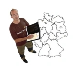 Ein Parkettprofi, der freundlich in die Kamera lächelt. Im Hintergrund sind die Umrisse der Deutschlandkarte.