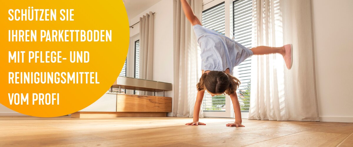 Ein junges Mädchen macht einen Handstand auf einem...