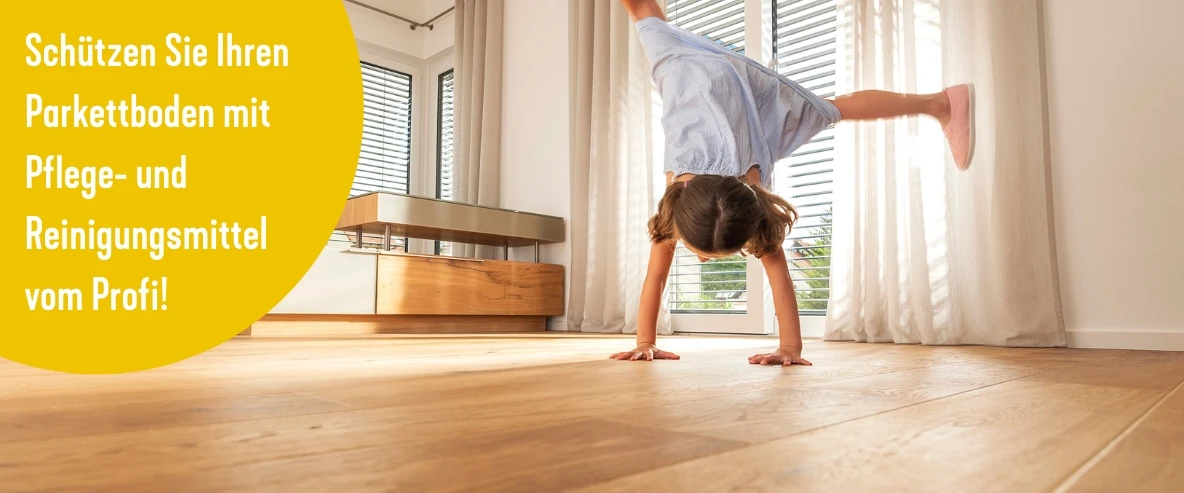 Ein junges Mädchen macht einen Handstand auf einem...